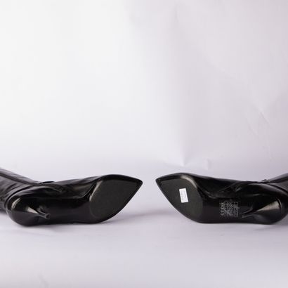 GUESS. Pair of smooth black leather heeled...