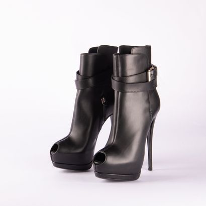 GIUSEPPE ZANOTTI. Pair of ankle boots in...