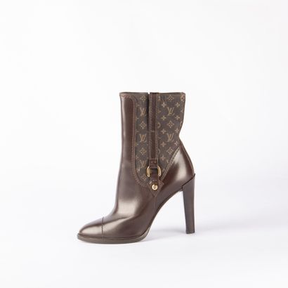 LOUIS VUITTON. Pair of ankle boots in chocolate...