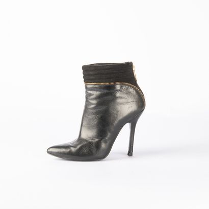 GUESS. Pair of black leather and black suede...