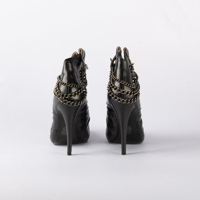 GUESS. Pair of black leather ankle boots,...