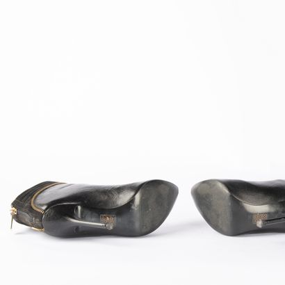 GUESS. Pair of black leather and black suede...