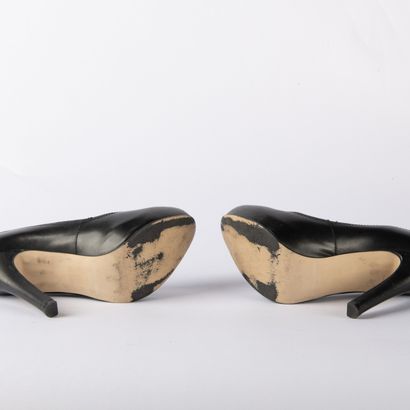 Lot of four pairs of black pumps. 1/ BRUNO...