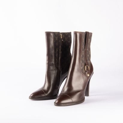 LOUIS VUITTON. Pair of ankle boots in chocolate...