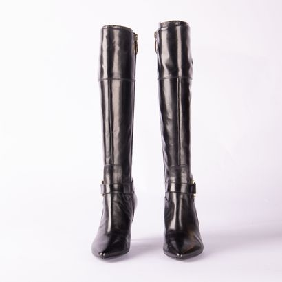GUESS. Pair of smooth black leather heeled...