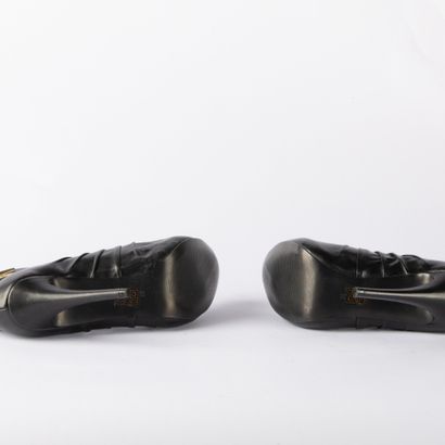 GUESS. Pair of black leather ankle boots,...