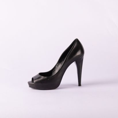 Lot of four pairs of black pumps. 1/ BRUNO...