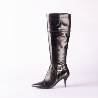 GUESS. Pair of smooth black leather heeled...
