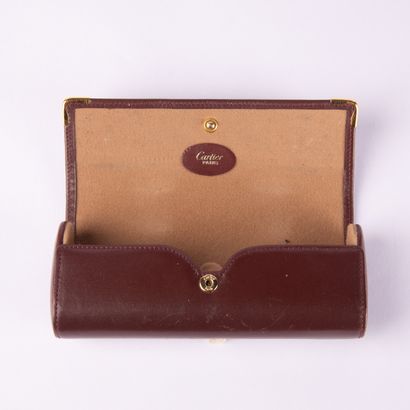 CARTIER, Must
Glasses case in burgundy leather
7...