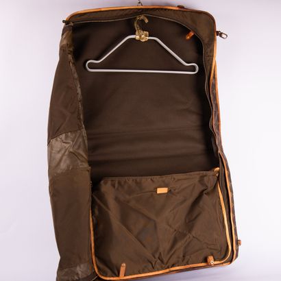 LOUIS VUITTON
Garment travel bag in Monogram...