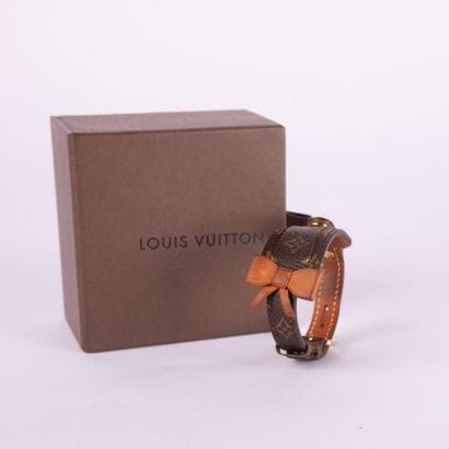 LOUIS VUITTON
Monogram canvas bracelet
Length:...