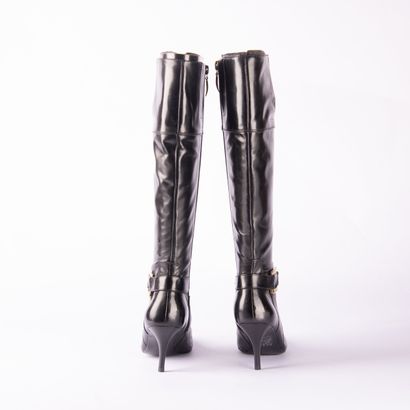 GUESS. Pair of smooth black leather heeled...