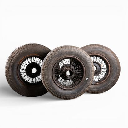3 spoked wheels for ROLLS ROYCE with tires
Rim...