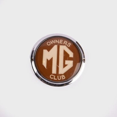 Logo MG Owners Club sur fond marron et cerclage...