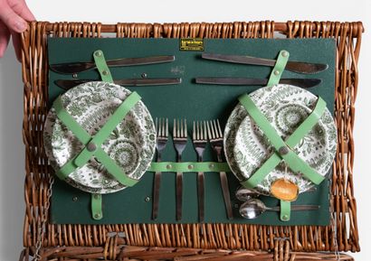 BREXTON, Made in England
Wicker picnic trunk,...