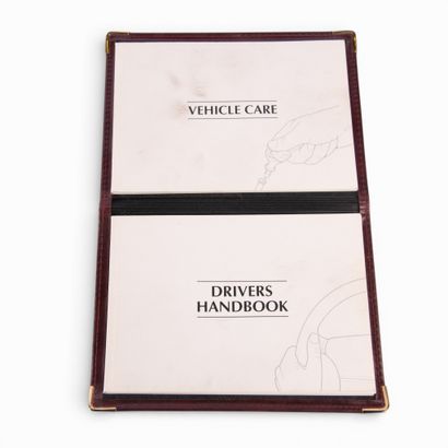 DAIMLER
Pochette en cuir bordeau comprenant...