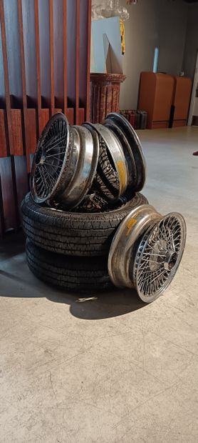 5 Jaguar spoke wheels, two with tires
Rim...