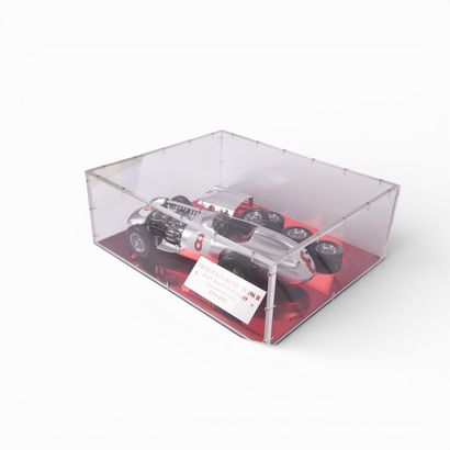 Maquette Mercedes-Benz W196 R capot ouvert...