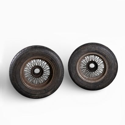 5 Jaguar spoke wheels, two with tires
Rim...