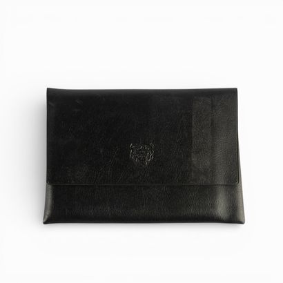 JAGUAR
Pochette à rabat en cuir noir, comprenant...