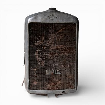 UNIC radiator grille
Height: 76 cm
(Significant...