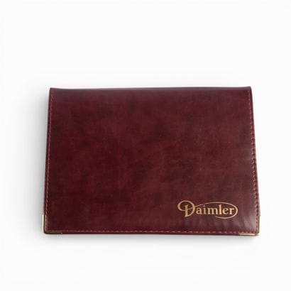 DAIMLER
Pochette en cuir bordeau comprenant...