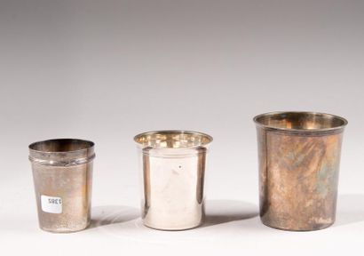 Lot de 3 timbales en argent de forme tronconique...