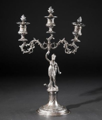 Candélabre à trois bras de lumière en argent...