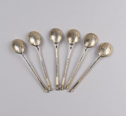 Orfèvrerie russe 6 petites cuillères en vermeil,...