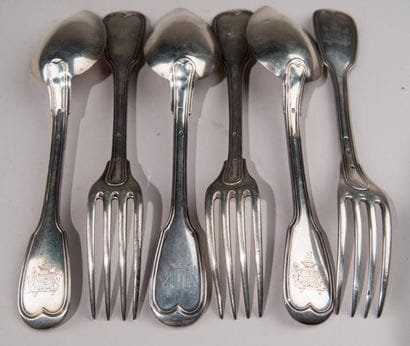 Ménagère de couverts en argent à décor d'armoiries...