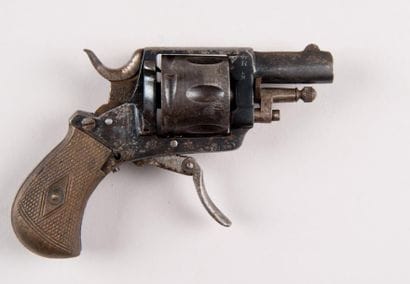 Revolver puppy dans son étui. Bon état. Liège....