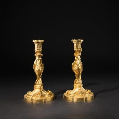 Paire de flambeaux en bronze ciselé et doré,...