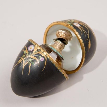 Flacon à parfum dans son écrin oeuf en porcelaine...
