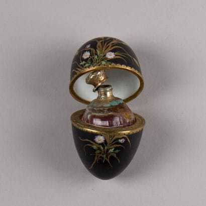 Flacon à parfum dans son écrin oeuf en porcelaine...
