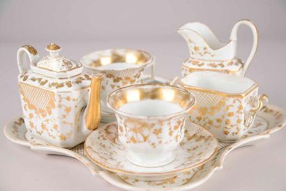 Tête à tête en porcelaine comprenant : plateau...