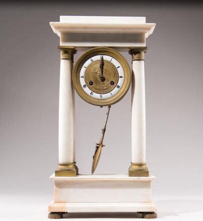 Pendule portique en marbre blanc sur colonnades,...