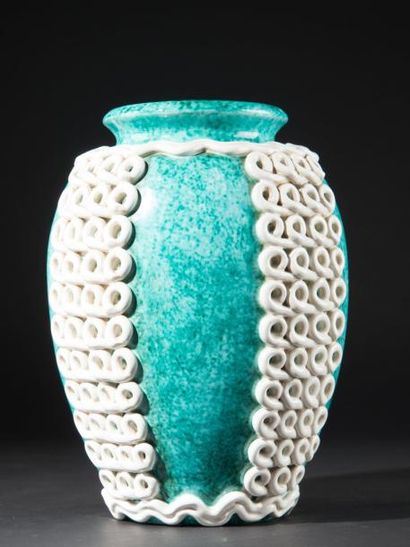Vase en céramique à fond vert et décor en...