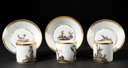 Trois tasses et trois sous-tasses en porcelaine...