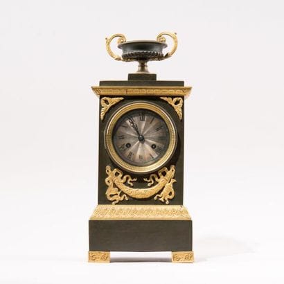 Pendule borgne en tôle laquée verte et bronze...