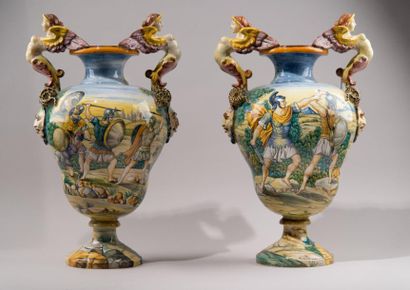 ITALIE
Faïence paire de vases à décor polychrome...