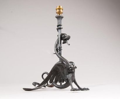 Sujet en fer forgé à décor de dragon monté...