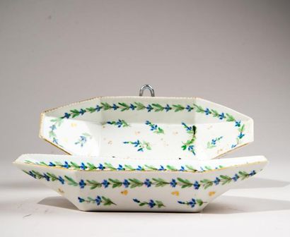 Paire de ravier à décor de fleur, porcelaine...