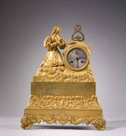 Pendule en bronze doré, ornée d'une femme...