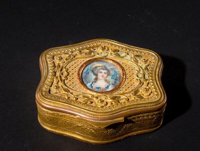 Petite boite en pomponne et dorure de couleur...