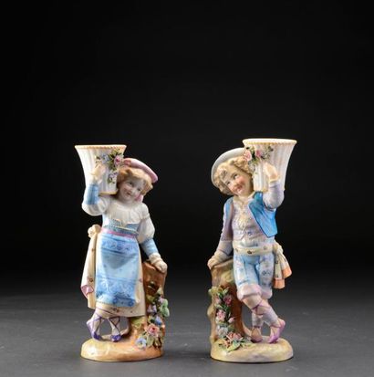 Enfants en costume traditionnel, deux portes...