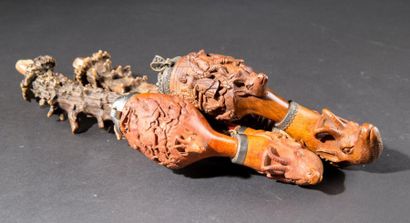 Deux pipes en corne et bois sculptés à décor...