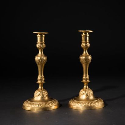 Paire de flambeaux en bronze ciselé et doré...