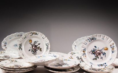 ROANNE
Suite de 18 assiettes en faïence à...