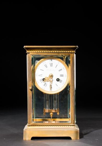 Pendule cage monture en bronze et laiton...