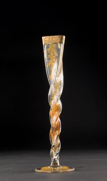 Vase en verre émaillé et doré à décor floral...